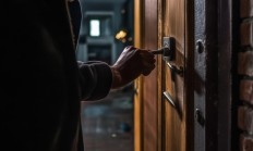 撬开物业门锁是否属于犯罪？
